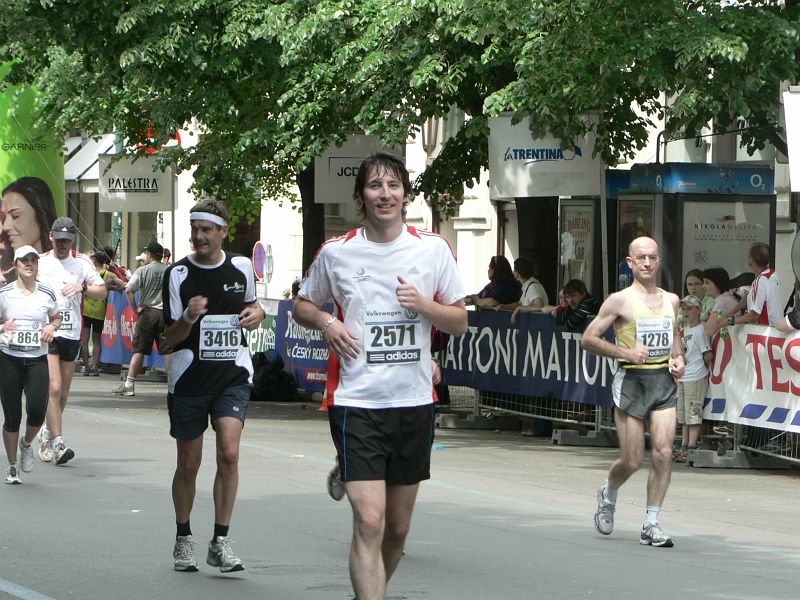 Maraton09 203.jpg - A i krátkozraký Radek nás zaměřil a vyloudil úsměv.